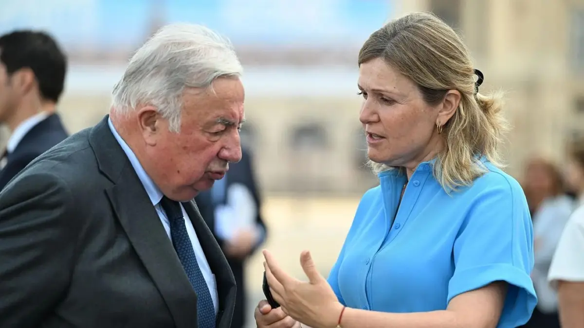 Yaël Braun-Pivet et Gérard Larcher discutant juste avant le défilé du 14 juillet 2026 sur les Champs-Élysées à Paris. Photo : Jeanne Accorsini, SIPA