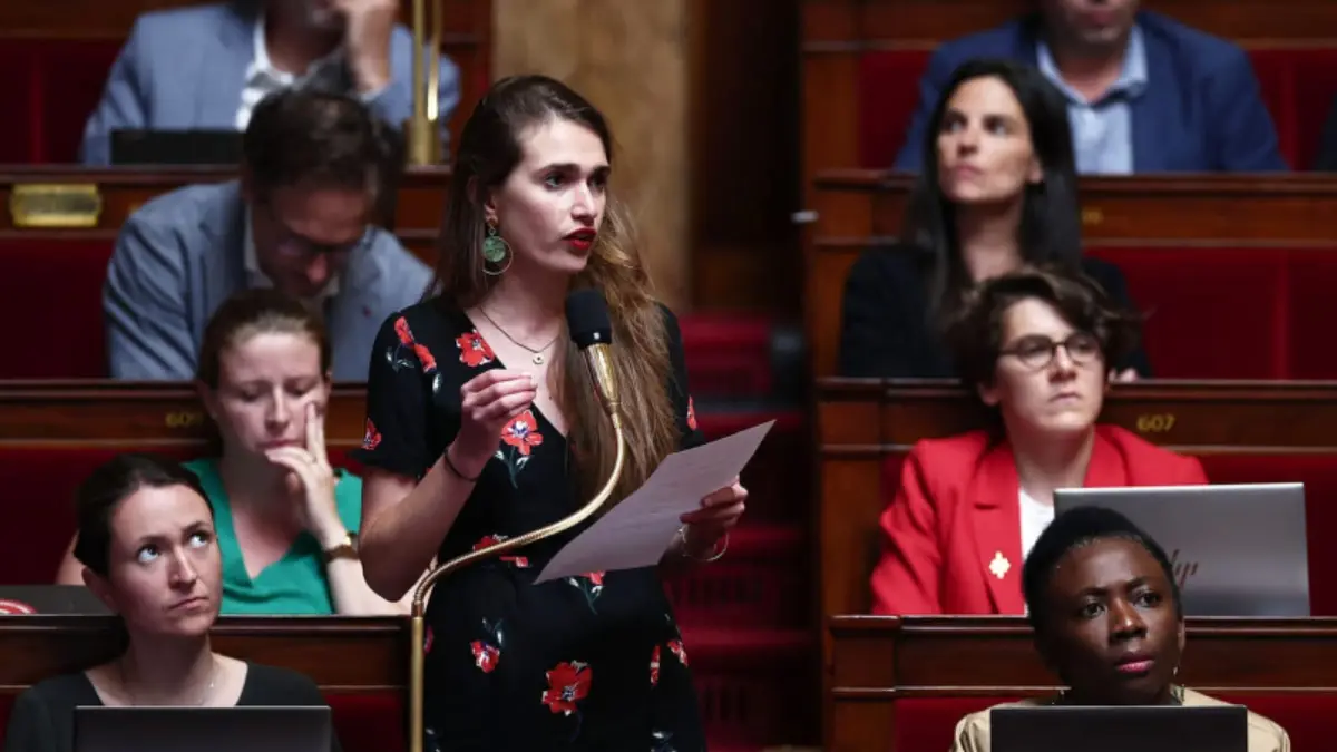 Claire Lejeune, députée La France Insoumise de l'Essonne, s'opposant à la loi Duplomb le 8 juillet 2025 à l'Assemblée Nationale. Photo : Guillaume Baptiste, AFP