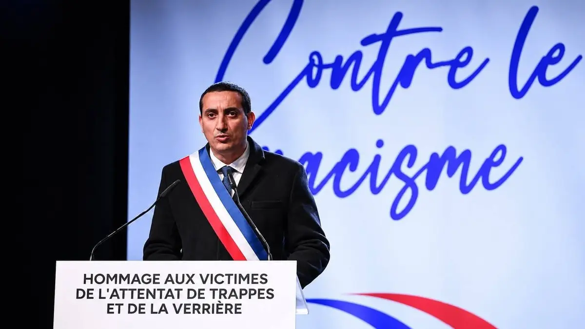 Le maire de Trappes,Ali Rabeh, rendant hommage à Pengo Bossio Wangi, ce vendredi 30 octobre au soir. Photo : BFMTV