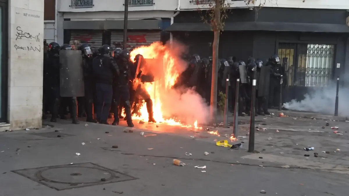 Paris, porte de Charenton, les CRS ont été attaqués par des jets de cocktails molotov. Photo : BFMTV